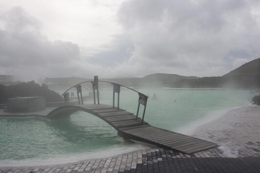 <p>Изключителен и изключително скъп воден басейн в луксозния геотермален курорт "Синя лагуна" в Исландия</p>