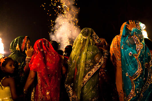 <p>Жени по време на сватба в Делхи. Дали булката ще празнува искрено, ако бракът й не е по любов?</p>