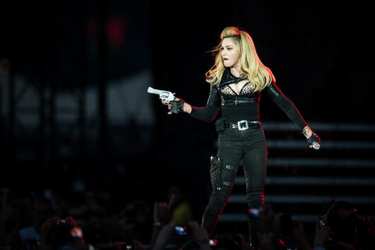 Мадона пак вади оръжие на сцената