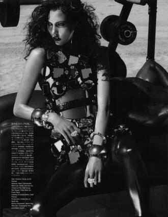 <p>Карли Клос за септемврийския брой на японския Vogue</p>