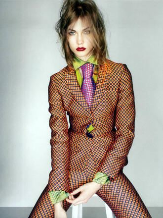 <p>Карли Клос за септемврийския брой на британския Vogue</p>