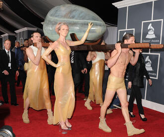 Лейди Гага излезе на сцената по този начин
