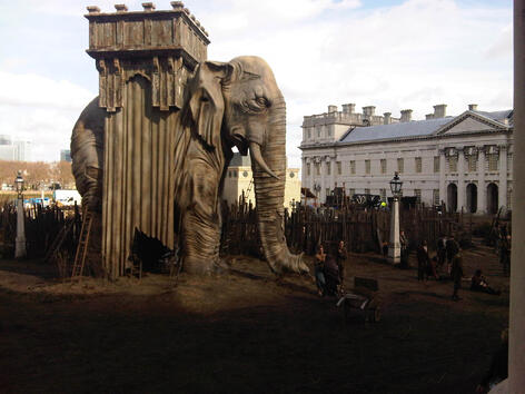 <p>Парижкият слон, в чиято вътрешност Гаврош намира подслон</p>