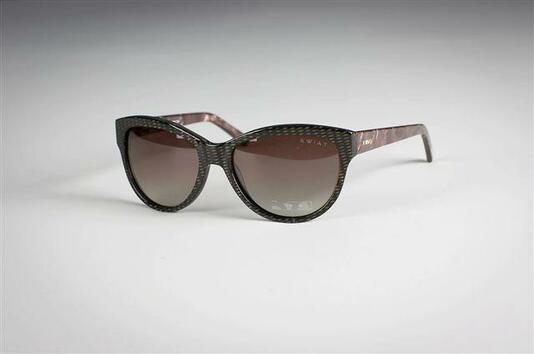 <p>Слънчеви очила с котешка форма, модел KS 9397 В. Възможно е на тази рамка да бъдат монтирани диоптрични стъкла.</p>