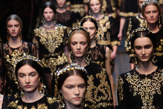 <p>Оригиналното вдъхновение: моделите на Dolce&Gabbana по време на ревюто им, представящо колекция есен/зима за сезон 2012-2013.</p>