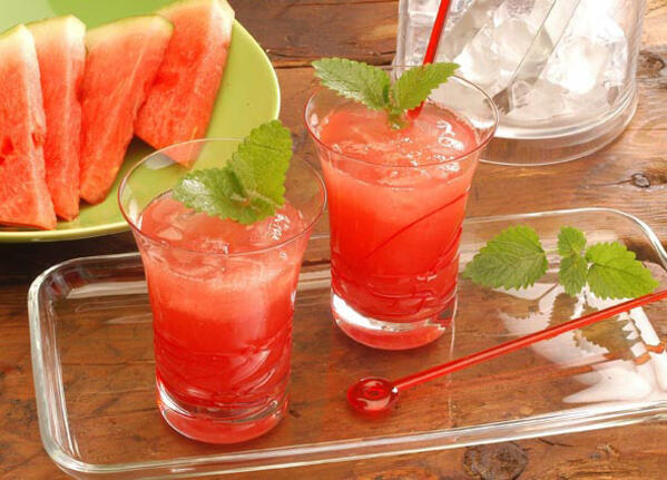 Разхладителни напитки със сезонни плодове