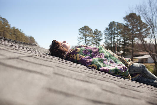 <p>Едем лежи върху покрива на бащиния си дом и се опитва да приеме мисълта, че може да се озове в затвора.</p>