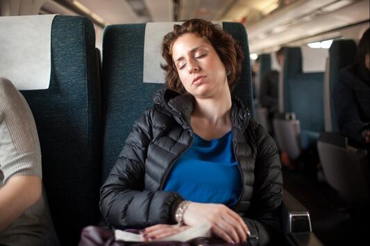 <p>Успокоено от оправдателната присъда, момичето използва времето си във влака, за да поспи. Очаква го дълга нощ.</p>