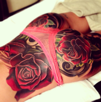 Татуирани цветя красят дупето на Черил Коул