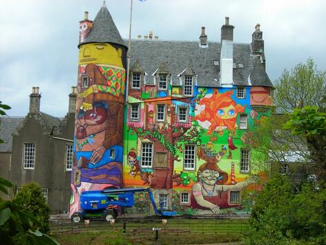 Перипетиите на средновековния замък с графити