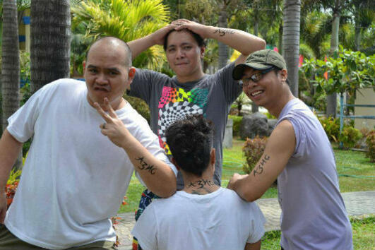 Момчета от Тайланд си татуираха "Азис"