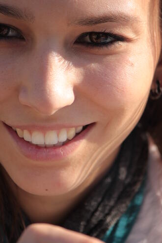 Жените полагат повече грижи за хубавата си усмивка от мъжете