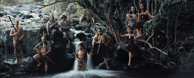 <p>Дългата и интригуваща история на маорите може да се проследи до XIII век и митичната им родна земя Хаваики в Източна Полинезия. Заради вековете, прекарани в изолация, те си изграждат впечатляващо общество с характерно изкуство, собствен език и собствена митология.</p>