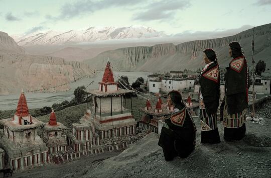 <p>Жителите на Ло (Мустанг) се наричат "лопа", а езикът им представлява диалектна форма на тибетския.</p>