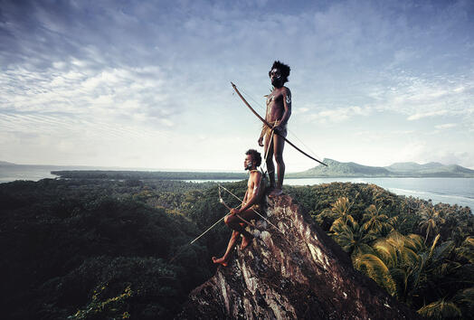 <p>Екзотичните племена от островите Вануату в Тихия океан строят своите селища от близо 500 години пр. Хр. По-късно пътешественици от Папуа Нова Гвинея колонизират архипелага. През вековете следват и други миграции. В момента всяко от населените островчета си има собствени обичаи, традиции и език. Танците са особено важна част от културата на цялата държава.</p>