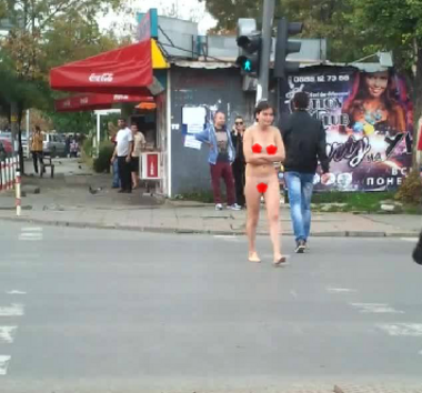 Une femme se promène dans Sofia dibidus nue