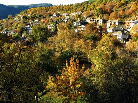Есенна разходка в приказното село Лещен