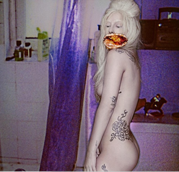 Лейди Гага отново е чисто гола