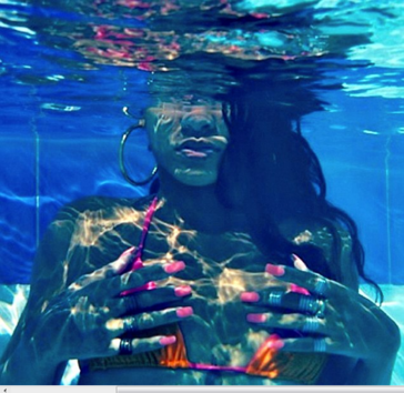 Риана се снима дори и под водата
