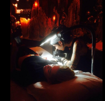 Майли Сайръс си татуира баба си