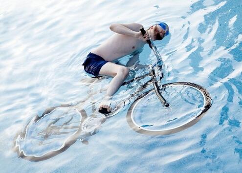 <p>В Калифорния изрично е забранено да се кара велосипед в плувен басейн.</p>