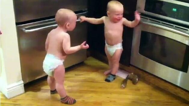 Сладки бебета близнаци общуват без думи