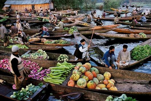 <p>Продавачи на езерото Дал, Кашмир</p>