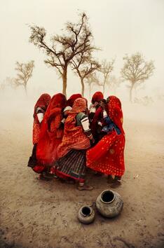 <p>Жени се пазят от прашна буря в Раджастан, Индия</p>