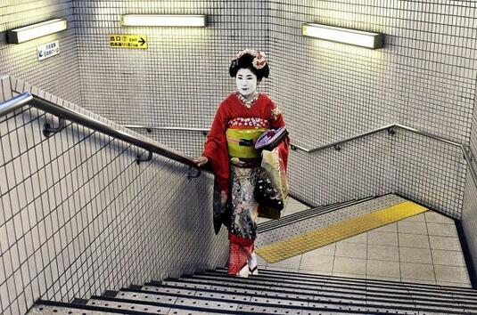 <p>Японска гейша в метрото</p>