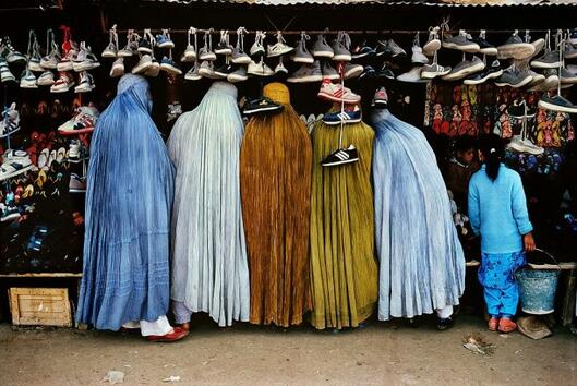 <p>Афганистански жени в магазин за обувки</p>