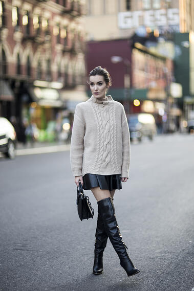 Изборът на Jenite: Мини пола, макси пуловер