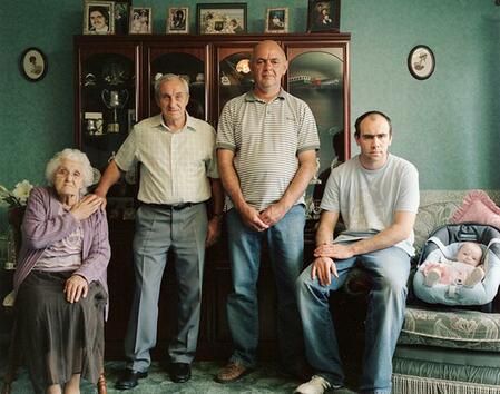 <p>Alice Pover (91 години), Hubert Pover (70), Martin Pover (48), Scott Pover (27), Chloe Pover (3 месеца)</p>