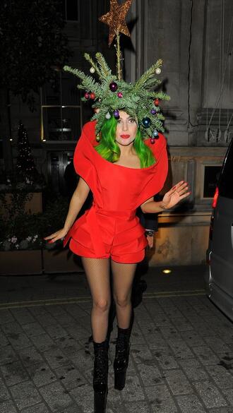 Лейди Гага с шапка от отсечено борче