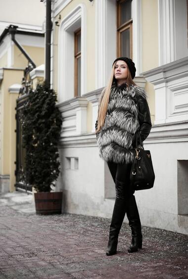 Изборът на Jenite: Красива рускиня с пухкав елек