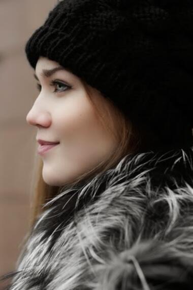 Изборът на Jenite: Красива рускиня с пухкав елек