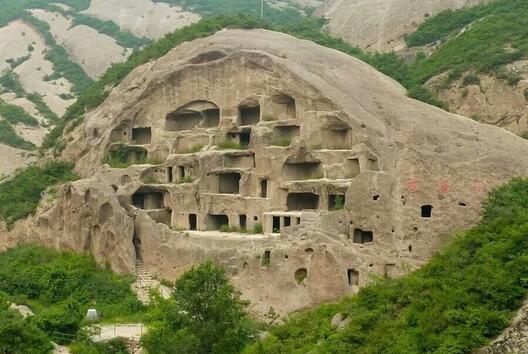 Невероятни сгради, построени в пещери