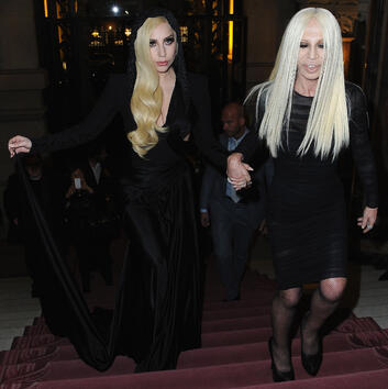 Като майка и дъщеря: Лейди Гага и Донатела Версаче