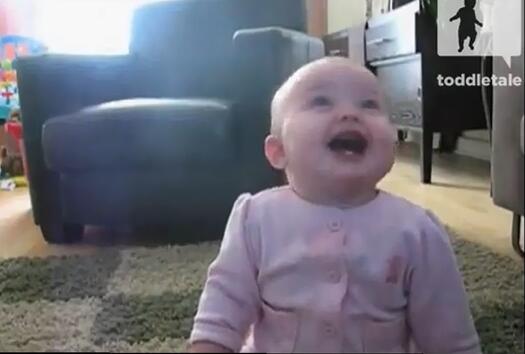 Видео: Невероятно сладко бебе с още по-сладурски смях