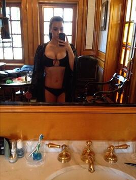 Пищната Ким Кардашиян със самоснимки по бикини
