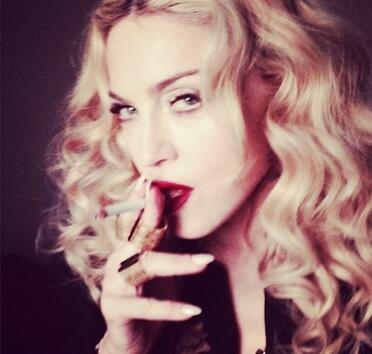 Мадона провокира с космата самоснимка