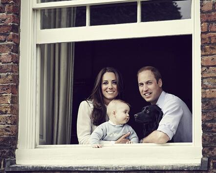 Сладка снимка на Уилям, Кейт и кралското бебе