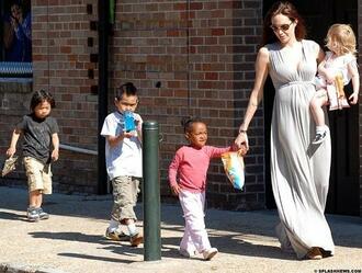 Анджелина допълни семейната си татуировка, да очакваме ли седмо дете?