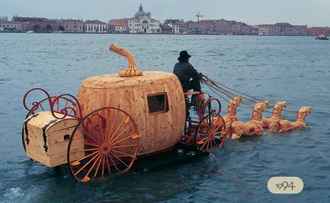 Единственият мъж, който кара кола във Венеция