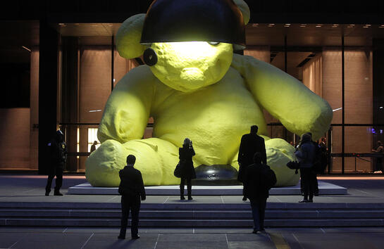 Жълт мечок привлича туристите в Ню Йорк