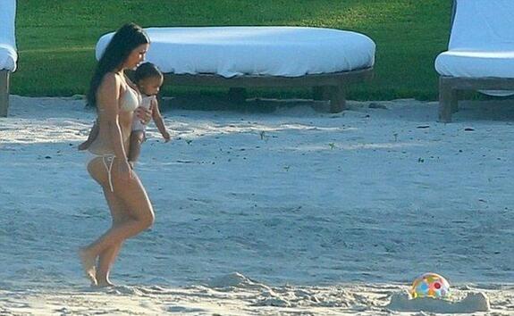 С дете и в перфектна форма: Ким Кардашиян на плажа
