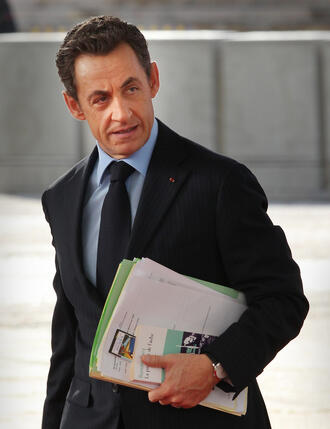Никола Саркози забрани полетите над вилата си