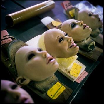 Зловещи фотографии от фабрика за секс кукли