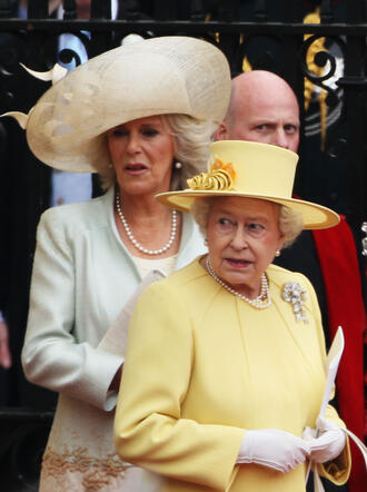 Кралица Елизабет II се спря на модерното жълто