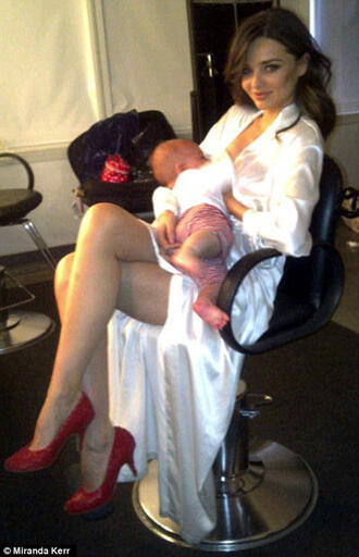 Миранда Кер наистина успява да съчетае майчинството с моделството