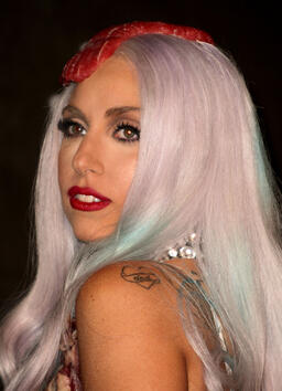 Лейди Гага каза „не“ на Фейсбук и Туитър